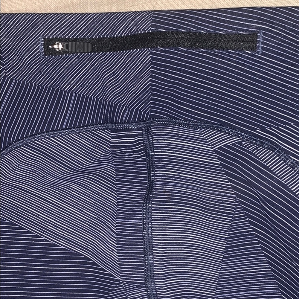 Lulu lemon cropped leggings navy and white size 4 - Picture 5 of 6